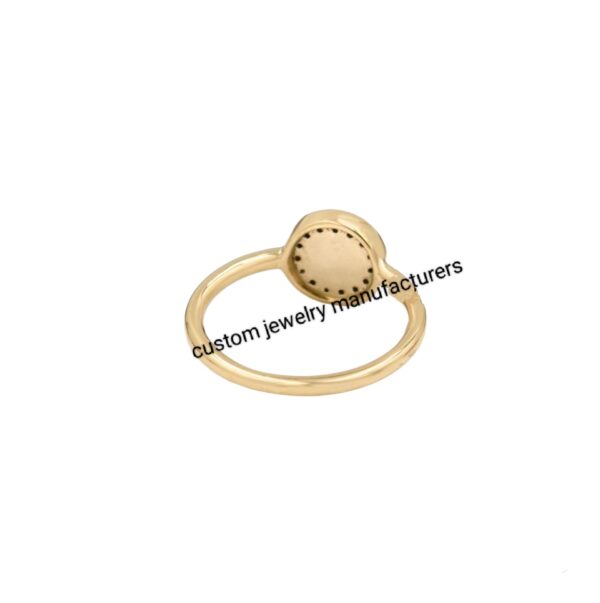 Small oval solid gold signet ring with diamond - Image 2